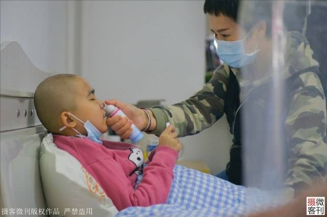 年余双|独自带女儿3年倾家荡产，原因泪目男子回国后与妻子离婚