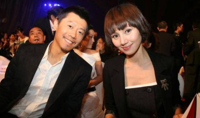 她22岁就成影后, 嫁大1岁影帝丈夫恩爱如初, 如今