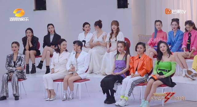 乘风破浪的姐姐首场公演，宁静万茜帅气，黄圣