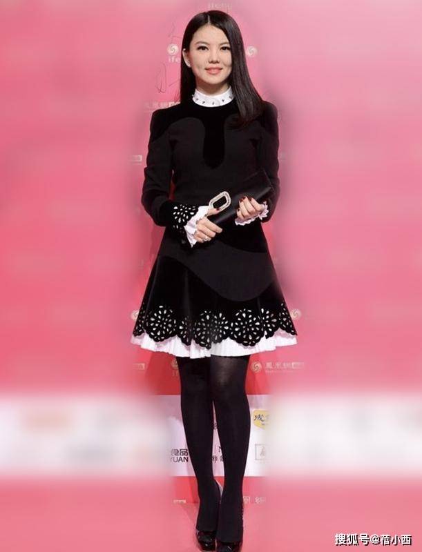原创李湘起码瘦了2个码穿小黑裙配丝袜亮相配黑长直看她只有90斤