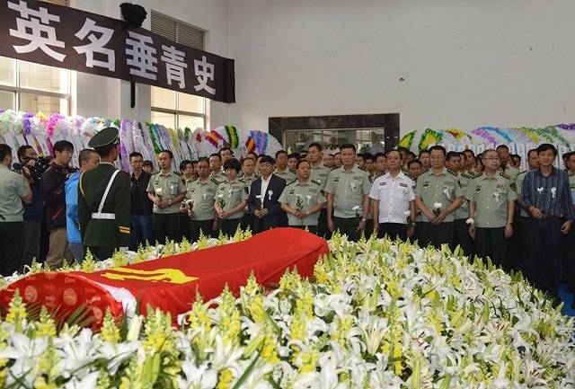 同样是烈士英雄,为何遗体有的盖国旗,有的盖军旗?差别在哪里?_国家
