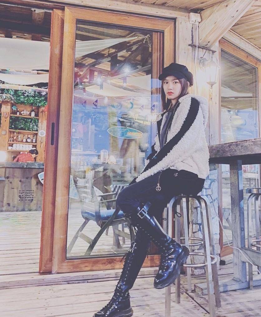 原创程潇真会穿,1万1的粉色卫衣"塞进"牛仔裤,凹出笔直大长腿