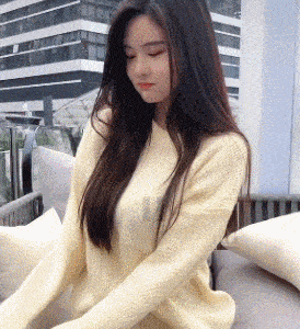 原创幽默笑话:妹子你自拍找个安静的地方啊,后面的小胖哥抢镜了