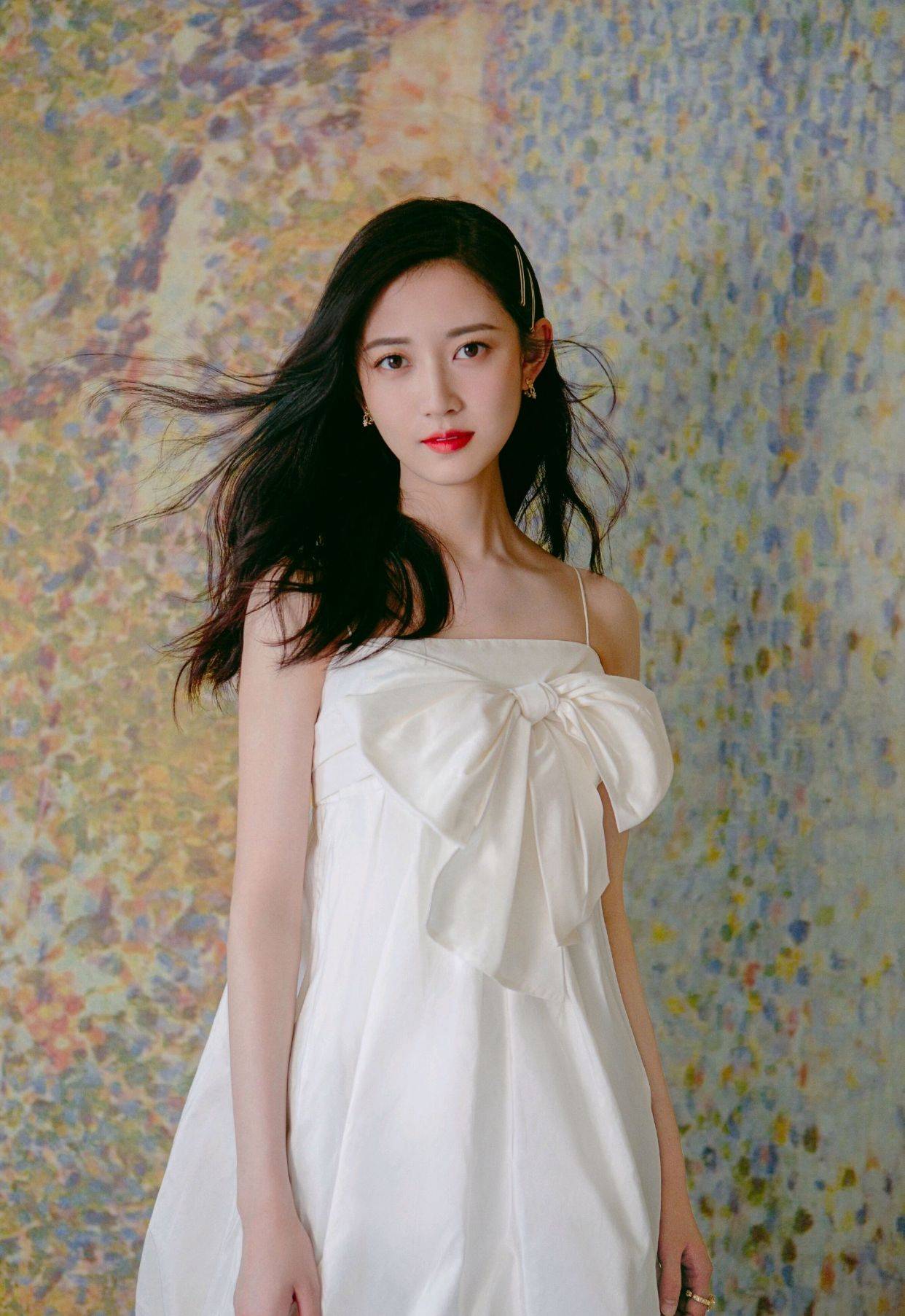 原创陈钰琪很有时尚表现力,穿白色连衣裙配金亮色高跟鞋,甜美又时髦