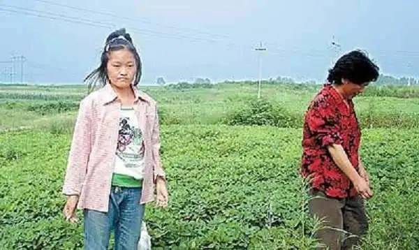 寒门|调换2人人生轨迹，高考对寒门学子意味什么高考录取通知书被卖