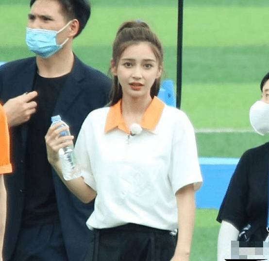 衣服领口太大,导演却要求弯腰拍照,李沁baby做法就是已婚单身差距