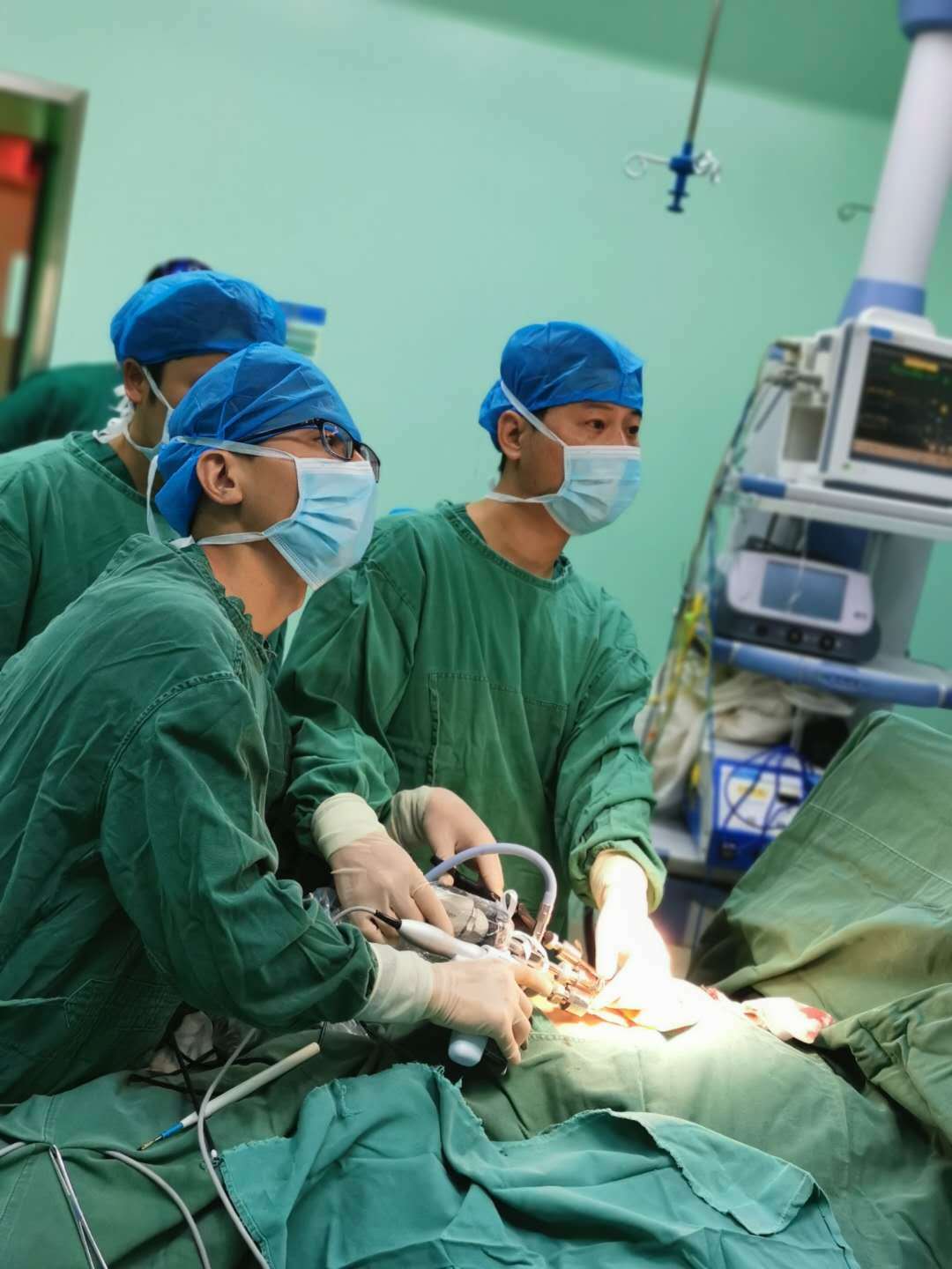 胸外科专家施行"胸腔镜胸腺瘤切除术",为返乡女子排忧