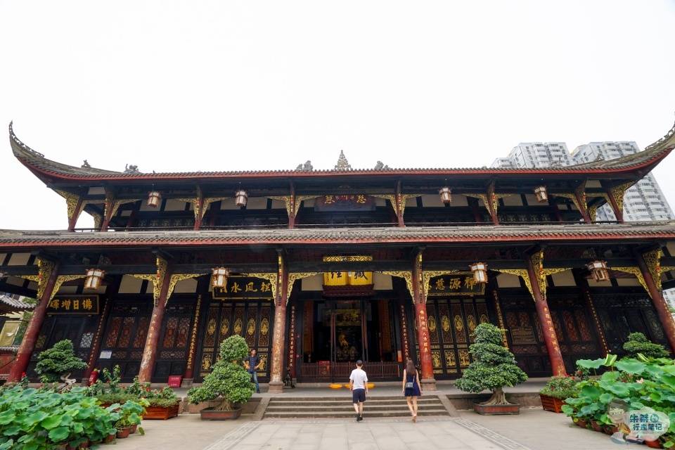 「佛寺」距今已1600多年历史，藏在最繁华的商区，成都唯一保存下来的佛寺