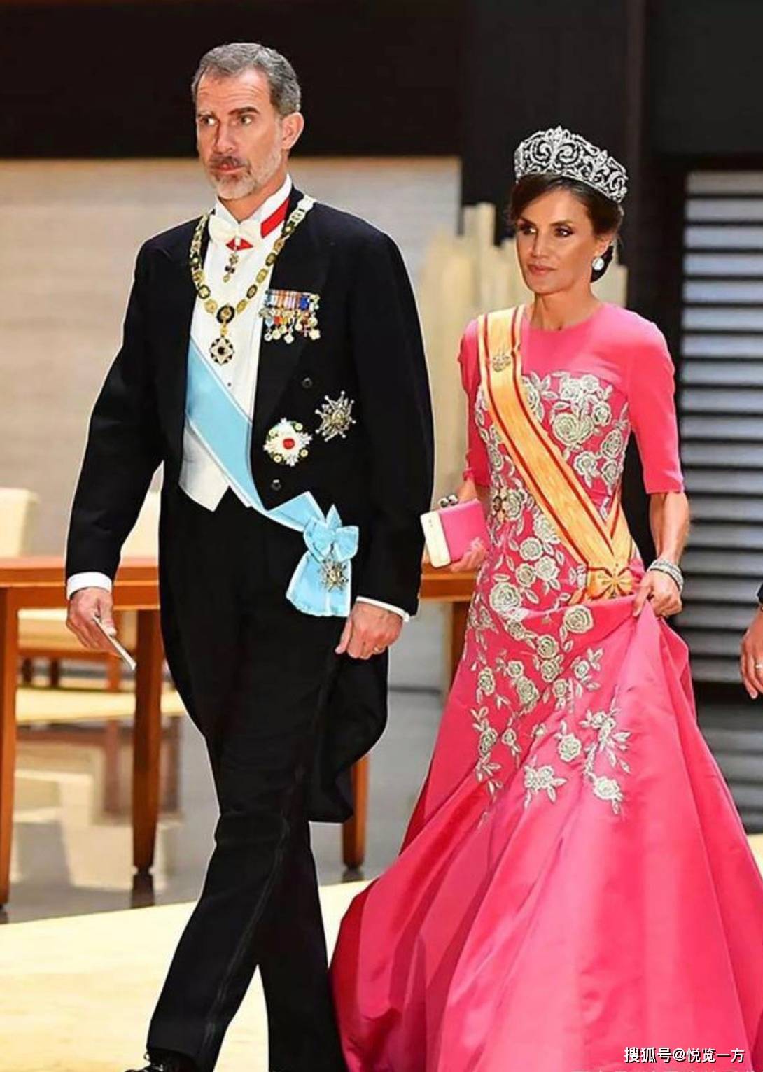 原创王冠礼服,欣赏西班牙王后莱蒂齐亚的自信之美