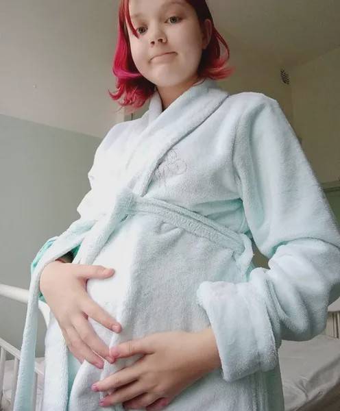 13岁怀孕成网红女儿出生便受全俄罗斯关注10岁男孩喜当爹