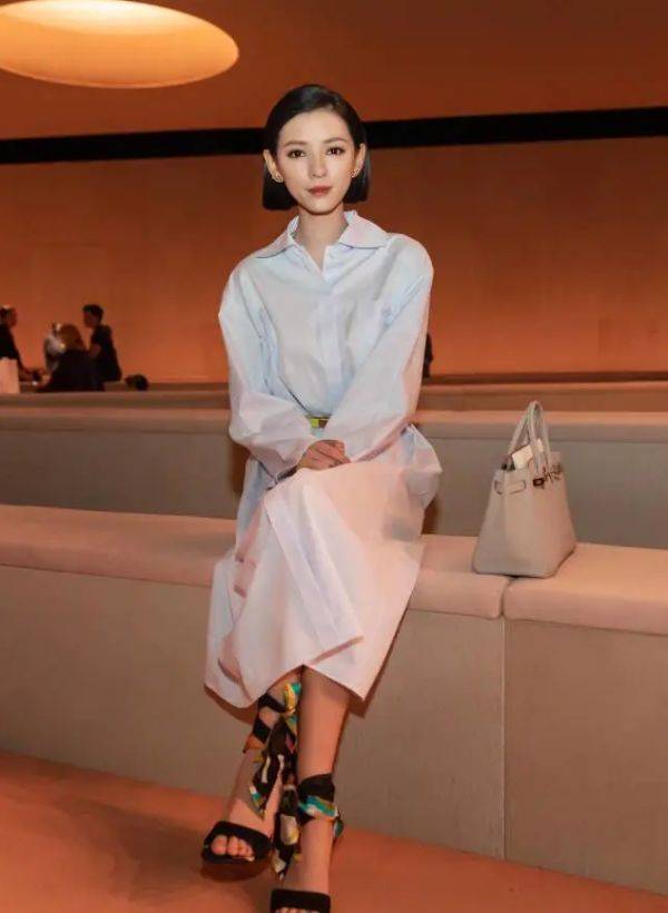 原创张予曦的"淑女坐"火了,看她的脚是怎么放的,虽然简单却学不来