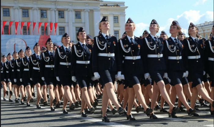 原创俄罗斯阅兵出洋相!女兵入场踢飞鞋子,司令:她们应该得到奖励!