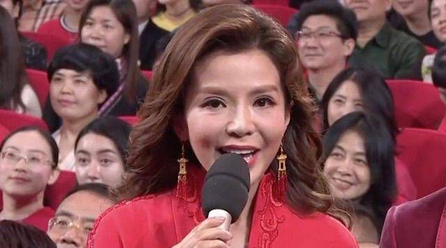央视春晚主持人朱迅视频 dc8e1a9636f94a62a42d54757e699771.jpeg