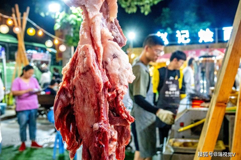 美食|美食夜市主人使出一招，让食客吃得放心了如何吃到真羊肉烤的串