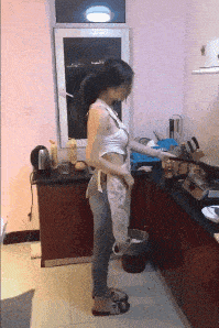 女朋友不找我聊天|搞笑gif趣图:兄弟,别只顾着玩手机