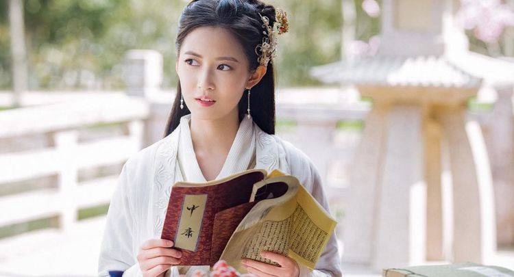 陈钰琪的古装美若天仙,但是换上现代装时,就像普通的网红小姐姐