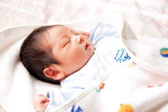 新生儿|爸妈别急着找医生正确解读新生儿常见的5个怪现象：宝宝好着呢