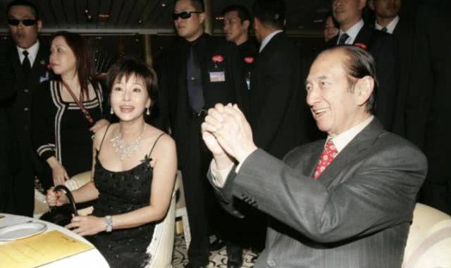 郑裕彤跟李嘉诚,李兆基等人一样是香港四大老牌富豪之一,郑裕彤的地产