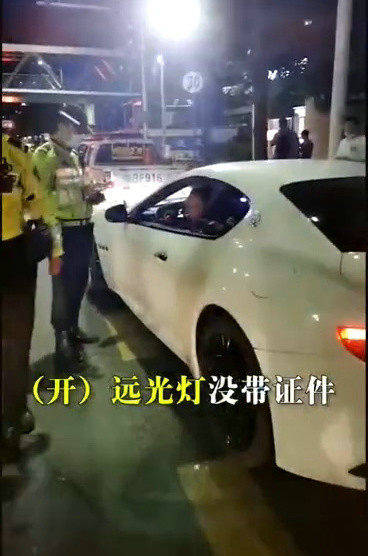 原创衣着"清凉"玛莎拉蒂女司机被夜查!因披上交警衣服爆红!