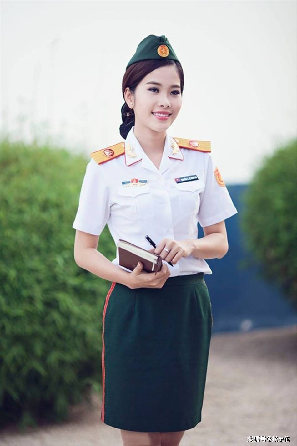 穿着新式军服越南女兵,个个青春靓丽