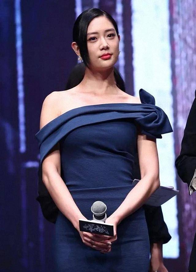 原创克拉拉真是天生尤物,穿蓝色露肩礼裙凹造型,括号臀真抢镜