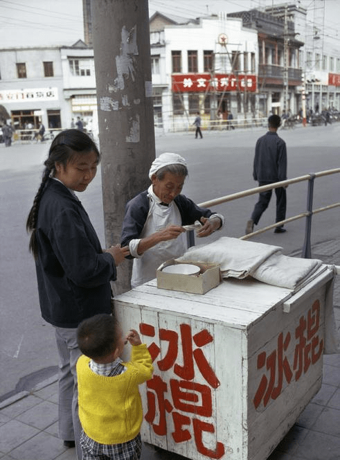 【街头卖冰棍的摊位】