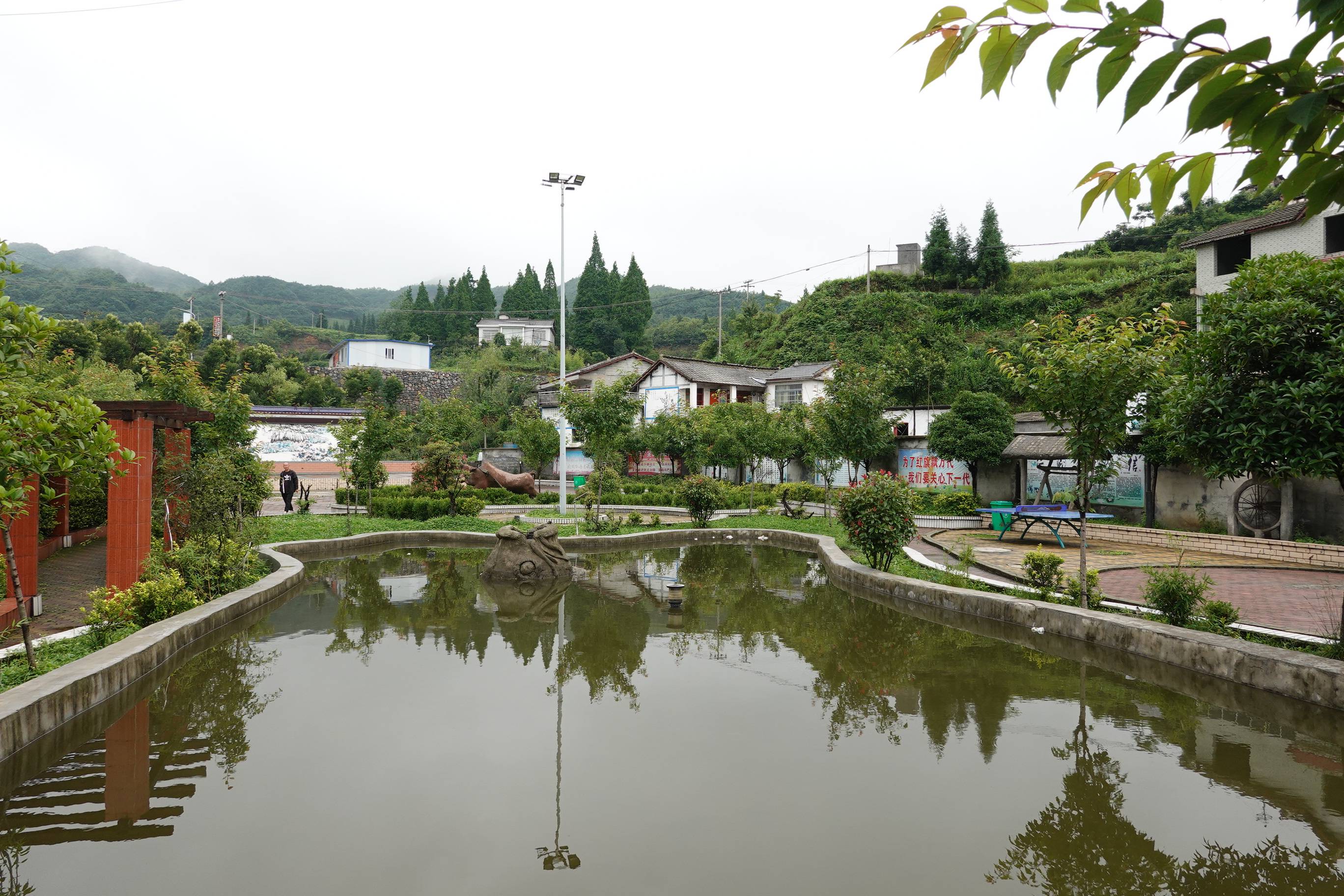 原创实拍贵州山村里的“桃源”生活，庭院美丽如花园，人均收入超万元