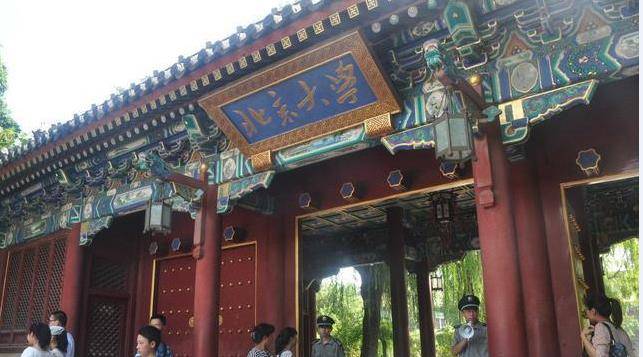 成绩不好改国籍“躺”进名校？假留学生泛滥，教育部终于出手了