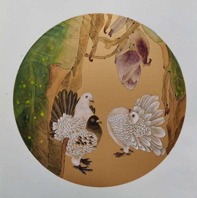 现为海南省三亚技师学院教授,中国女画家协会会员,三亚工笔画院院长