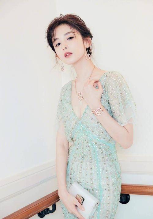 2011年出生的女明星,2009年出生的女明星 古力娜扎,1992年5月2日出生于新疆乌鲁木齐, 中国内地女演员,模特.