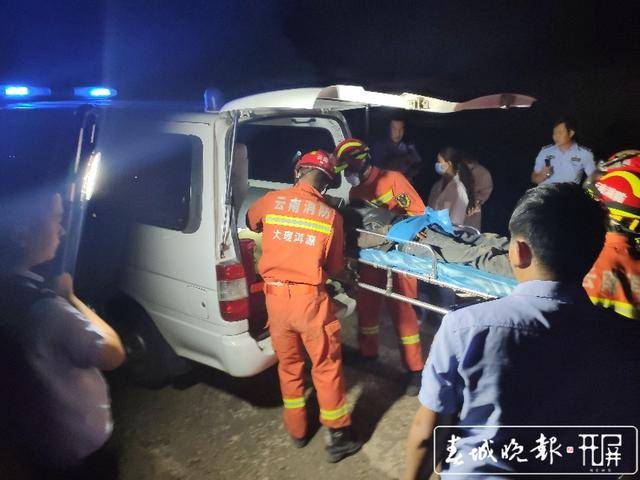 大理一男子深夜从高架桥坠落，消防紧急救援…