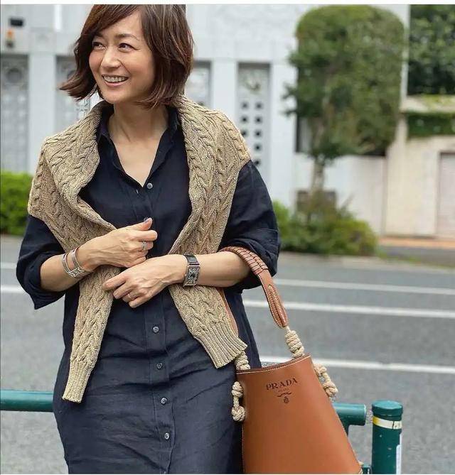才50岁别穿太老,学日本博主"无龄感"穿搭,比三木妈妈更气质