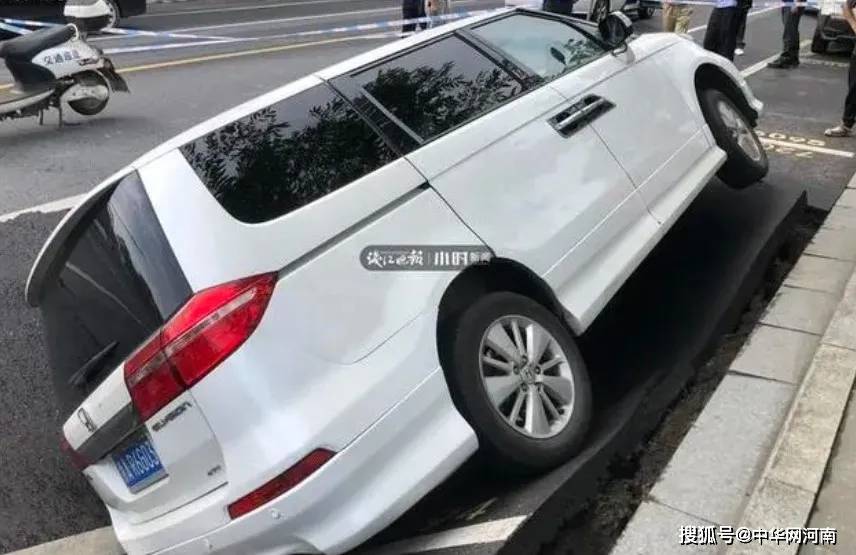 突发!今晨杭州两处路面出现塌陷,垃圾车直接