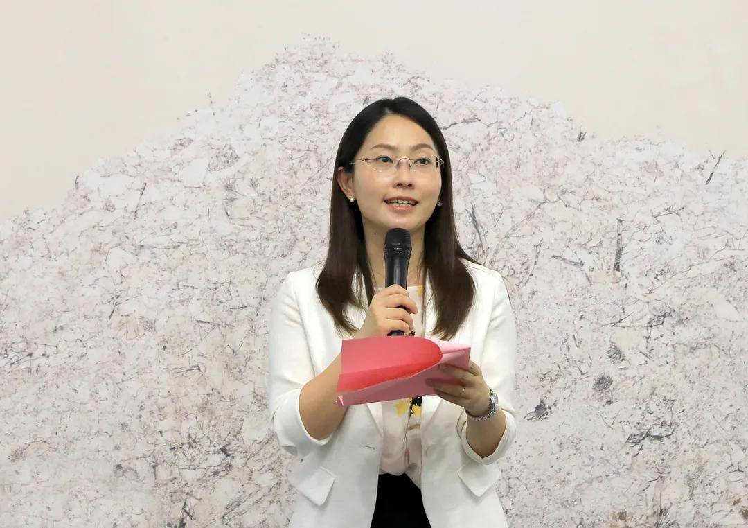 张家港市委常委,宣传部部长朱艳致辞
