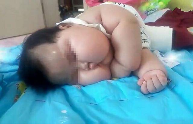 孩子|被活生生喂成一颗“肉球”，妈妈反而洋洋得意几个月大的婴儿
