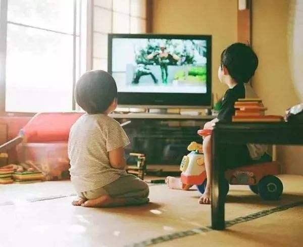孩子看电视上瘾,家长应该怎么办?处理得当有益于孩子健康成长