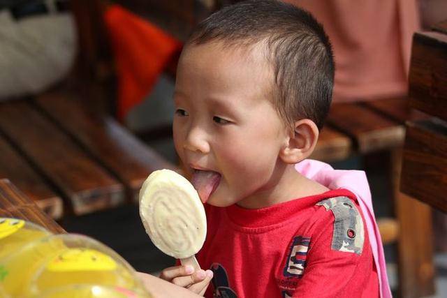 孩子|不推荐小孩多吃，特别不能让娃空腹吃四类零食添加剂含量过高