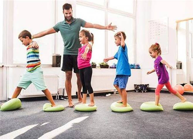 孩子平衡感训练,这6招很适合4–13岁少儿体能训练(含分解图)
