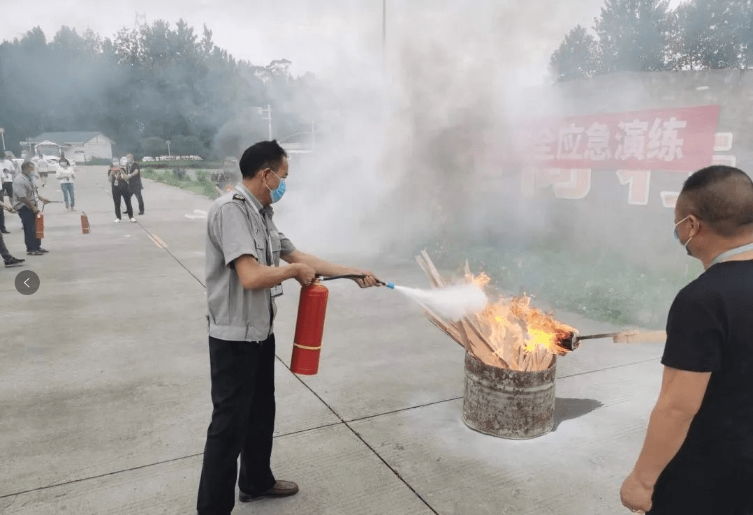 万通驾校开展消防应急演练活动,传递安全驾培精神_火灾