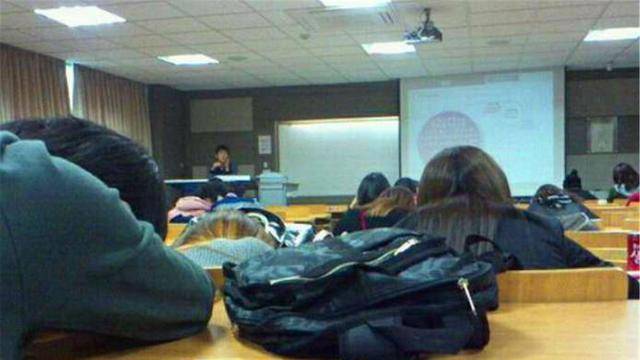 大学老师“喋喋不休”，学生底下“沉沉欲睡”，孰之过？