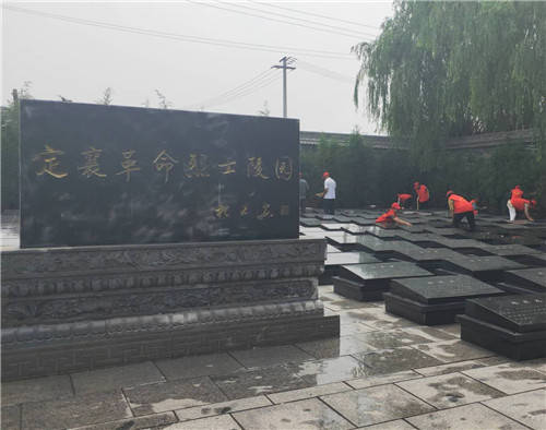 山西:定襄东望志愿者缅怀革命先烈_烈士陵园