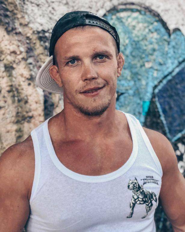 俄罗斯男子与棕熊打架,还骑到它的背上秀肌肉