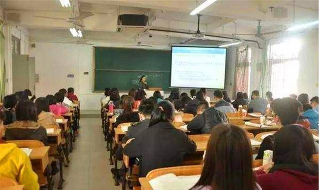 大学老师“喋喋不休”，学生底下“沉沉欲睡”，孰之过？