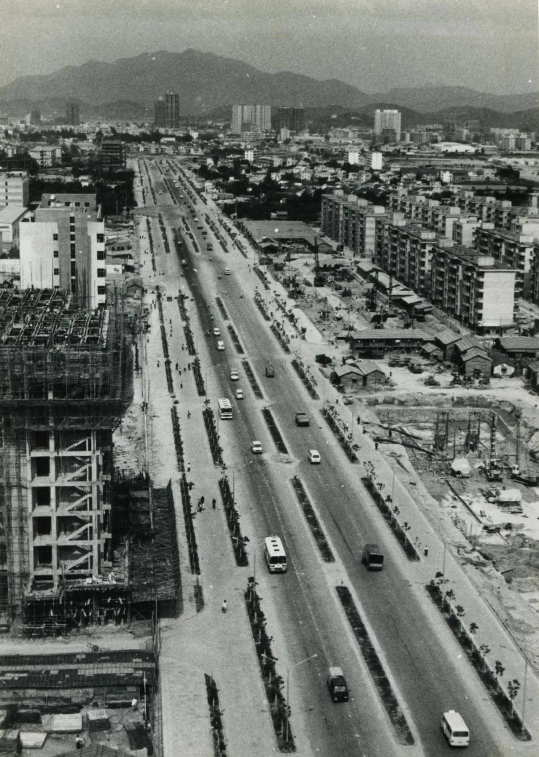 吹响了深圳经济特区建立的号角 80年代初 深圳只有到广州的短途客运