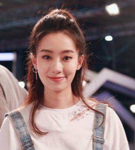 原创她是冯巩的爱女，因春晚跷二郎腿而出名，如今却为贾玲打工