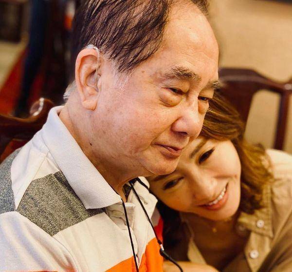 好温馨！黎姿为父母庆祝金婚，三代同堂，老公马廷强罕有现身