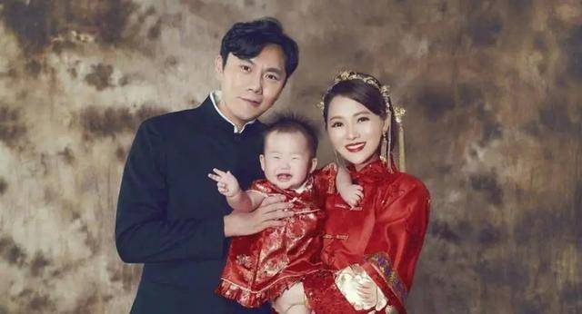 原创同是姐弟恋再婚，钟丽缇做梦都想高龄生子，伊能静为什么不得人心