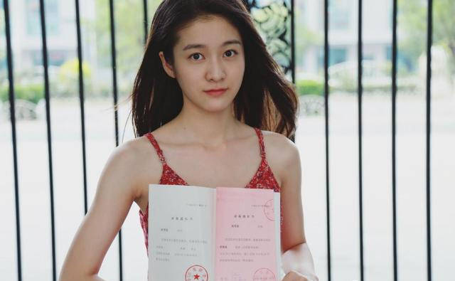 刘昊然到底什么情况？学妹张雪迎庆中戏毕业，