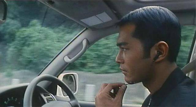 同一年上映的《贼公子》和《龙在边缘》中,古天乐扮演的雷蒙德和