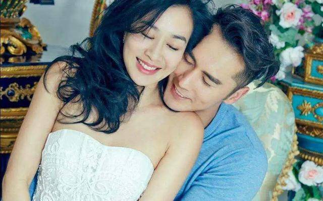 原创同是姐弟恋再婚，钟丽缇做梦都想高龄生子，伊能静为什么不得人心